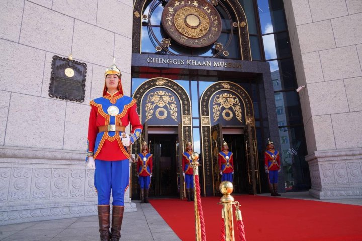 БНАЛАУ-ын Ерөнхийлөгч Тонглун Сисүлит "Чингис хаан"-ы музейг үзэж сонирхлоо
